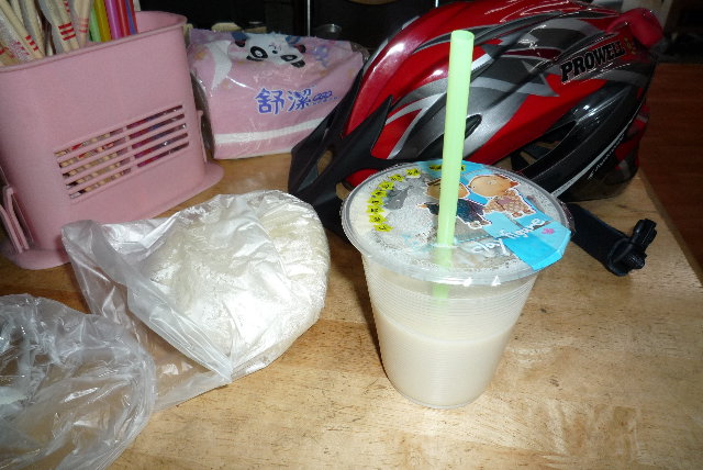 吃早點(補充:這時已經發生扎了胎，但是俺沒工具補胎，六點多車店也還沒開門，只好先去吃點早點！心情很糟，還是吃的精 ...