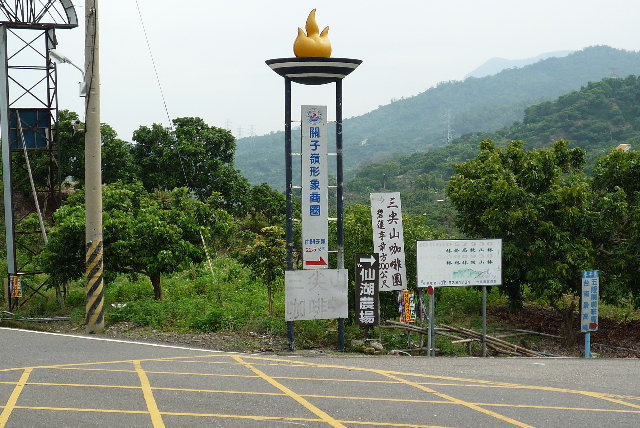 往山上的路口~ 休息站的位置也在半山腰