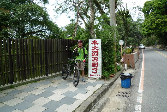 有個阿伯幫俺拍照 但是技術很差.....