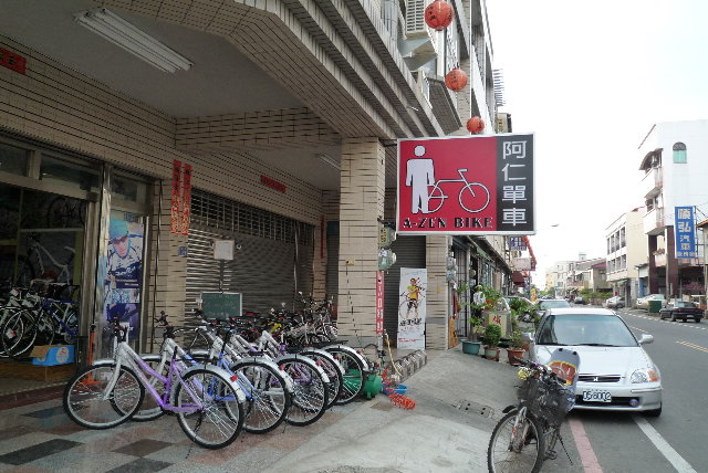 到阿仁老闆的單車店，俺的小黑在這買的