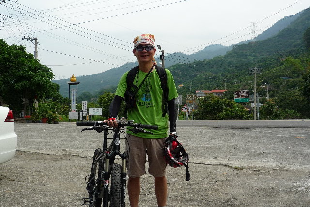 請開白車的車友幫俺拍照~