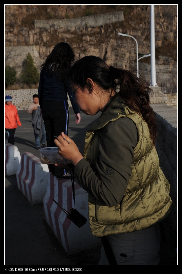 龙龙 没骑车还吃..