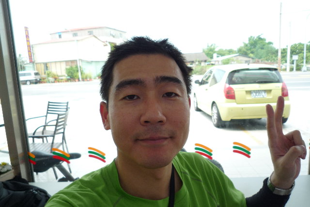 拍完這張之後，我趴在7-11的餐桌上睡了30分鐘左右....