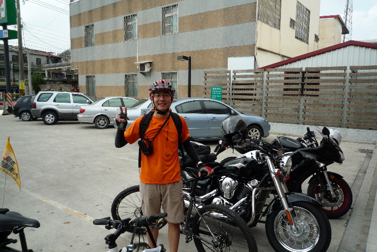 小黑和機車合照