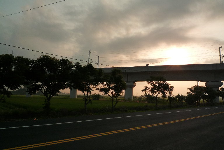 曙光與高鐵高架橋