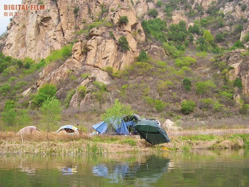 白河边扎寨的钓鱼的
