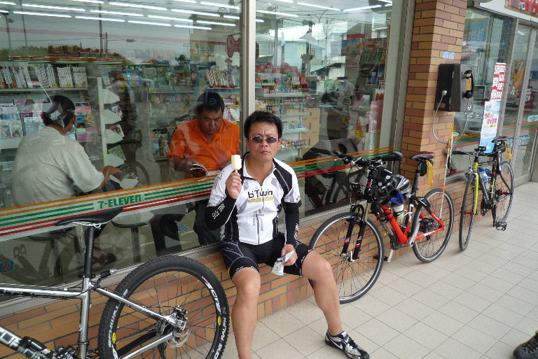 再到7-11買飲料....台灣7-11真的很多="單車族的好朋友"
