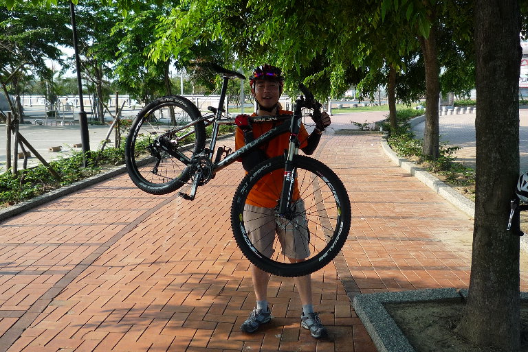 就是這裡發生悲劇...把墨鏡摔壞了...