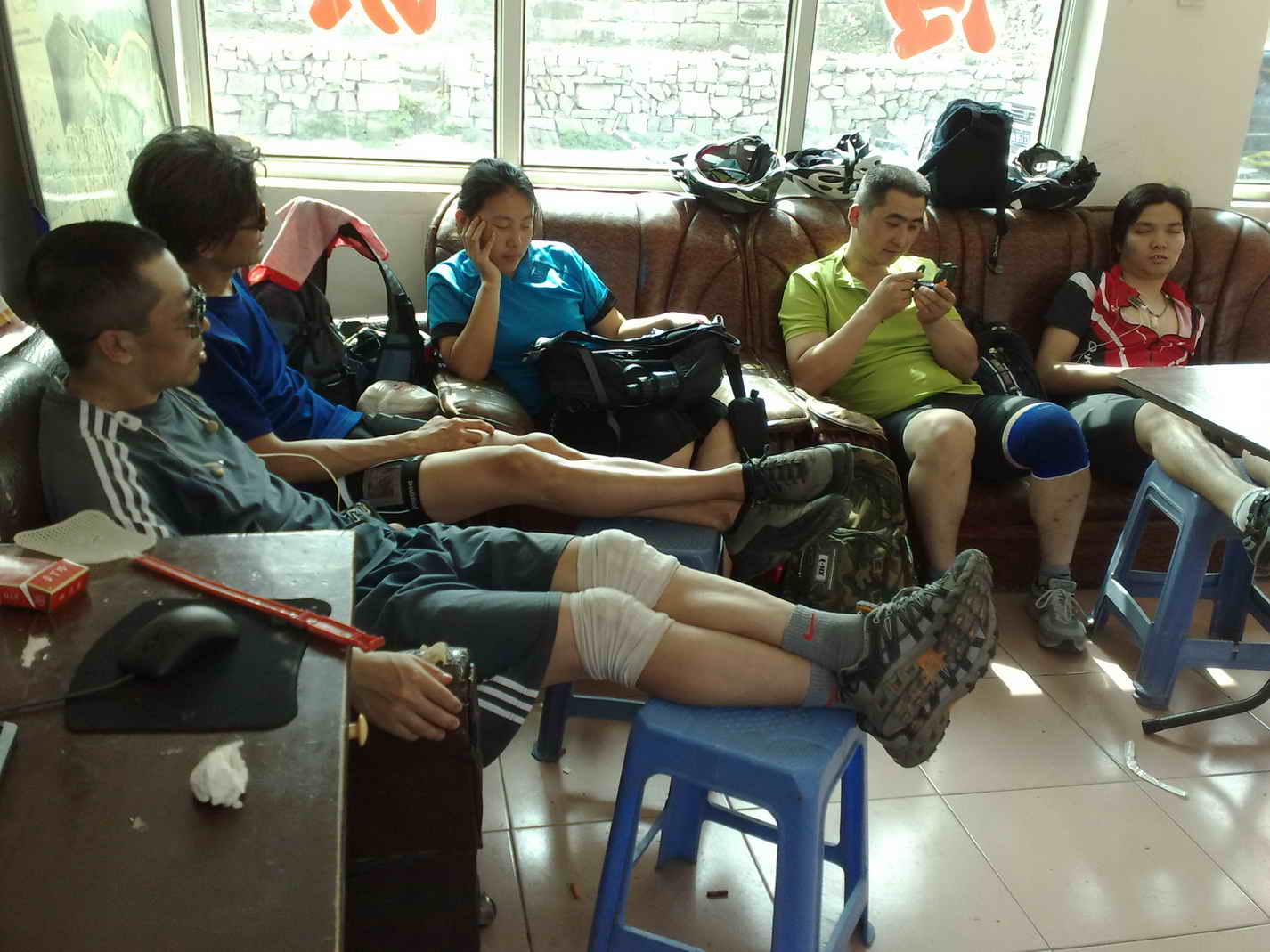 路途不到一半，大家一个个很累的样子