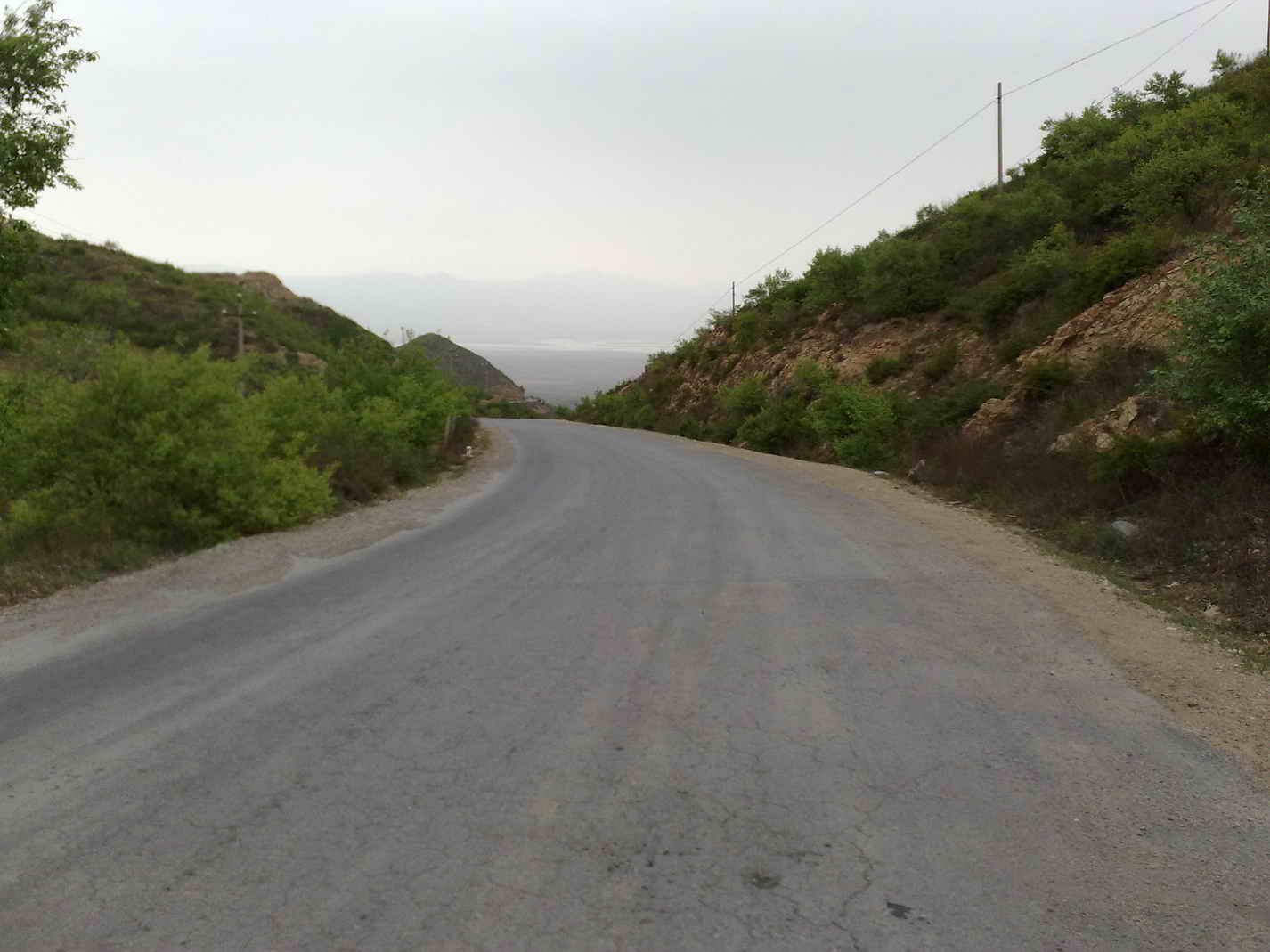 隐约可以看到下面的盘山路和官厅水库流出来的水