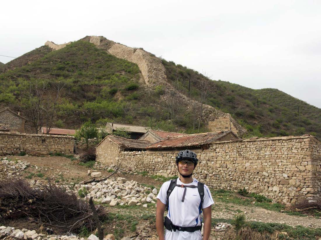 一堆英文字在古城墙前