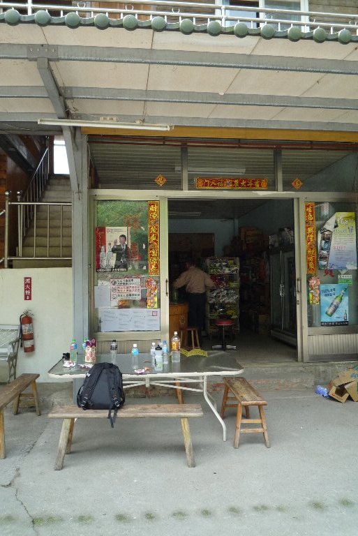 小店補給餅乾和礦泉水