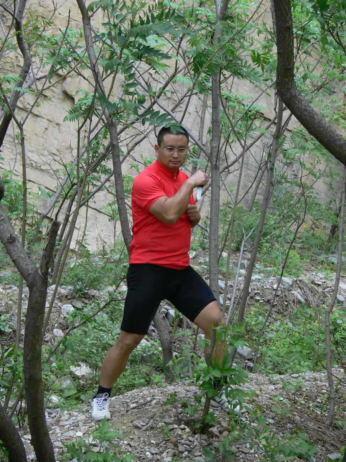 豪客耍小刀，和前文“塔利班”那么亲密的原因所在啊！