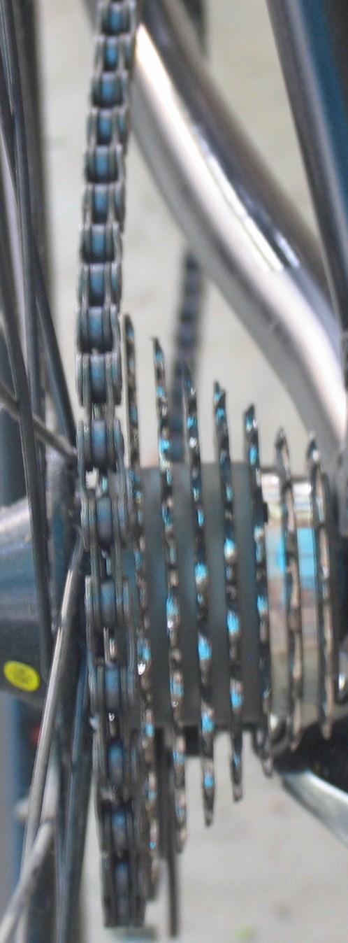 飞轮前面一点链条也是弯曲的