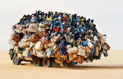 非洲百名打工者挤在车顶返乡 场面令人瞠目.jpg