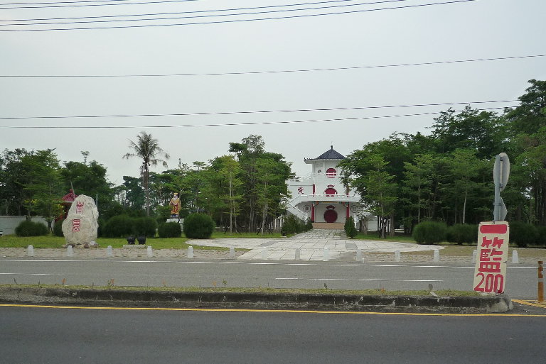 榮園...安葬49年來台的老兵墓園