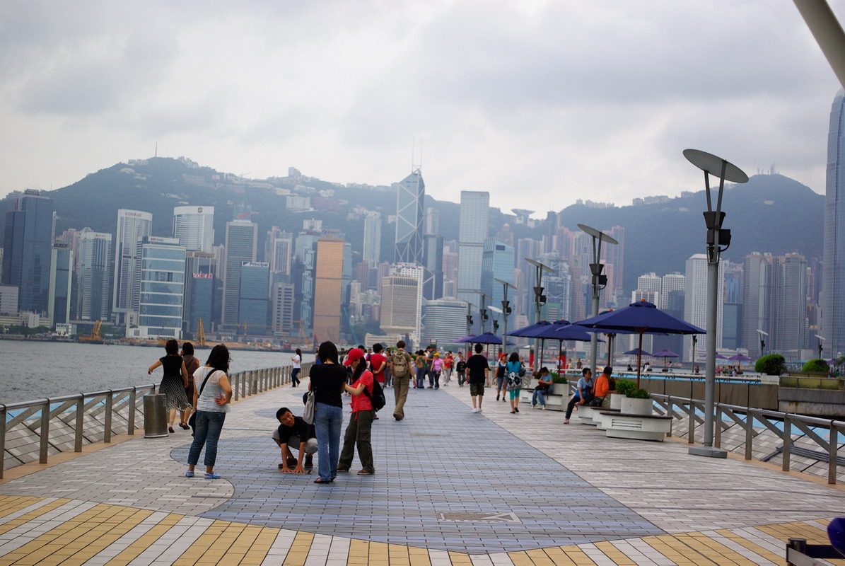 满地的明星手印，很多人做这个姿态留影，偶第一次来的时候也这么俗过