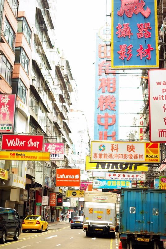 相机和镜头比较多的地方，可惜不算便宜，比大陆水货