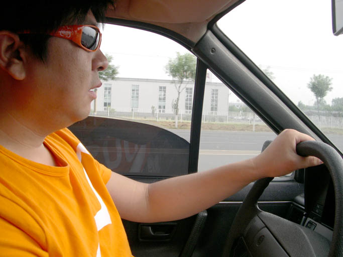 专心开车的阿鬼.JPG