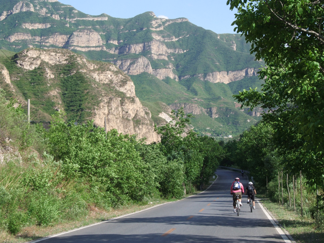 但不管怎么说，该走还得走。夕阳西下，映出两位女骑士的身影，分外修长