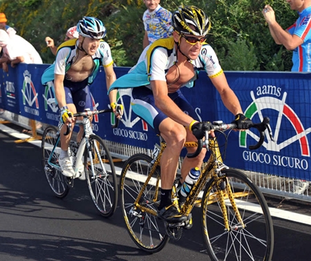 阿姆斯特朗为利维开路