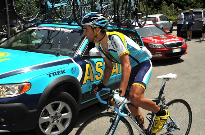 纳瓦罗在接受队车补给