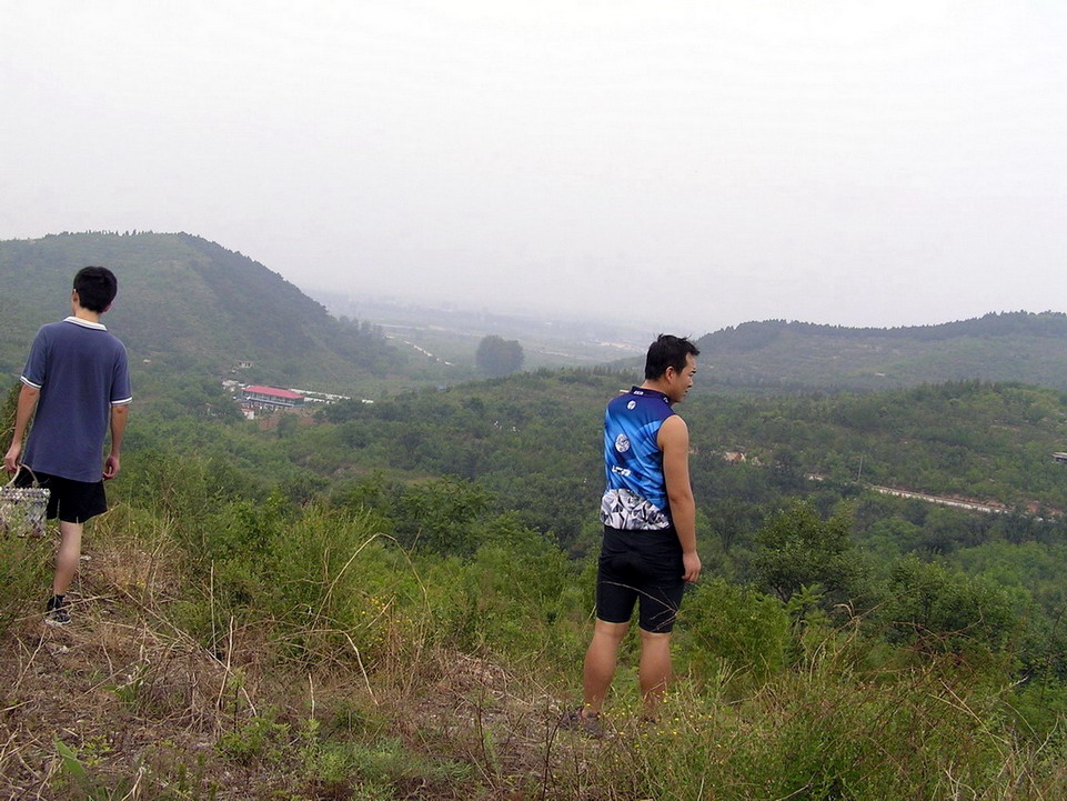 从山顶寻找目标