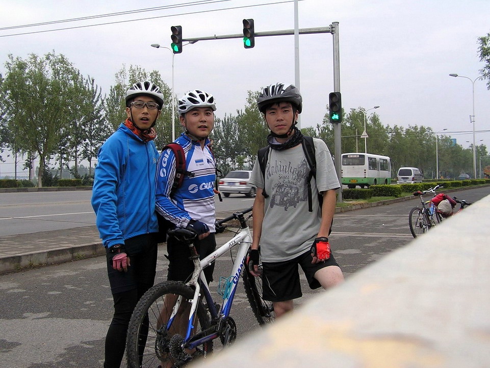 最后剩下的三个人，路上跑了两个，搭车一个