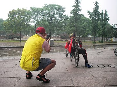 两衰哥：雪地、东东