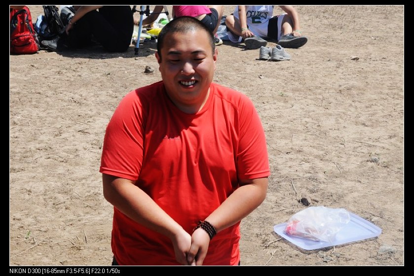 这表情..这动作 跟被谁欺负了似的