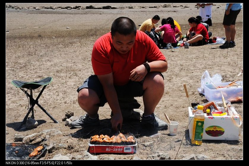 这张照片很能显示馄饨吃苦在前享受在后