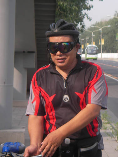 老田大哥~~注意看他头上的盔~~