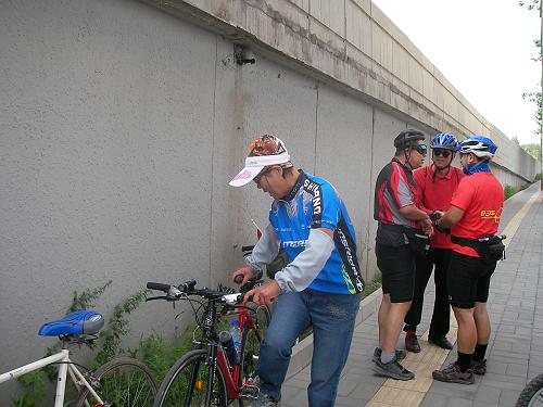 骑车如飞的大姐，可惜正面照没拍好~~