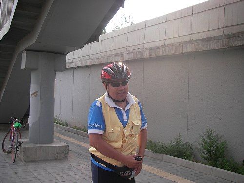 领骑的黄马甲大哥~~