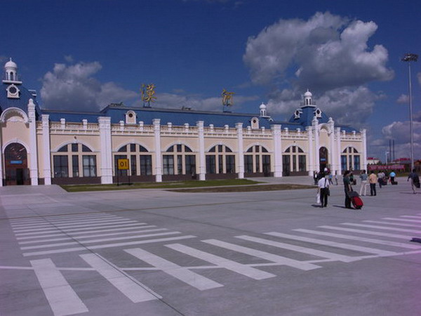 漠河机场，阳光灿烂，蓝天白云。