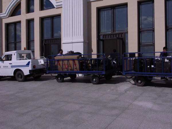 看到我们的车从飞机上卸下