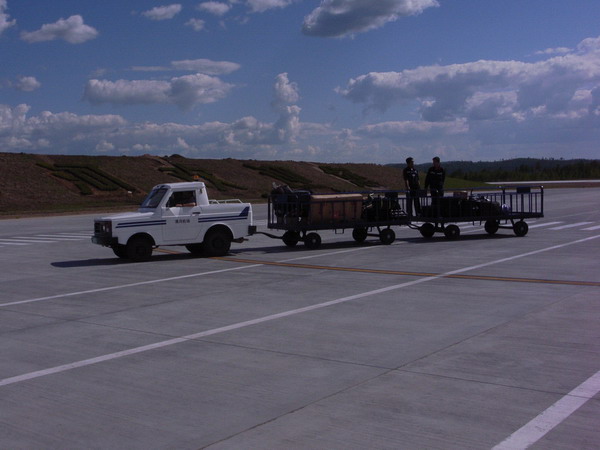 看到我们的车从飞机上卸下