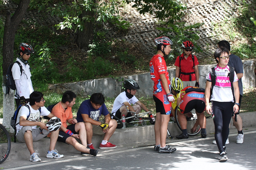 大家帮我补胎，我不会补，只能看着