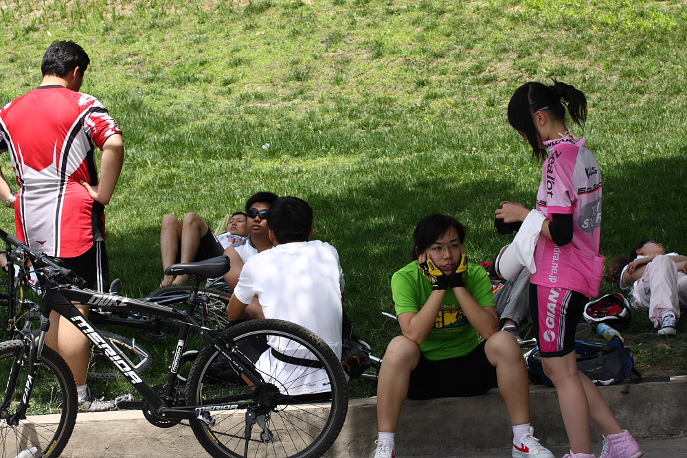 粉衣服的小姑娘好像没多大，是谁啊！！！！！！！哈哈哈哈哈