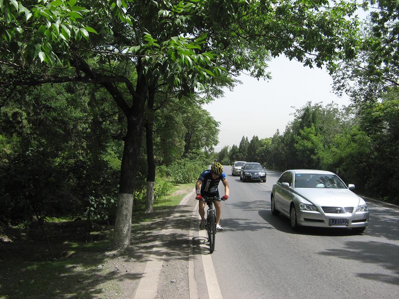 被我忽悠着骑上戒台寺的朋友