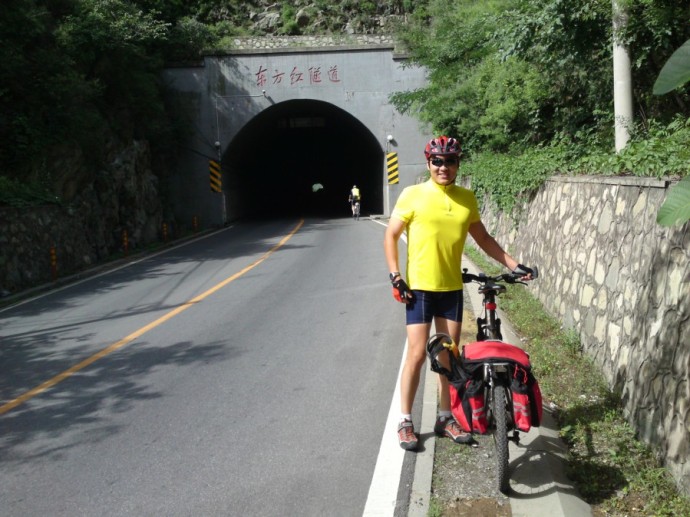 终于在东方红隧道前留影了