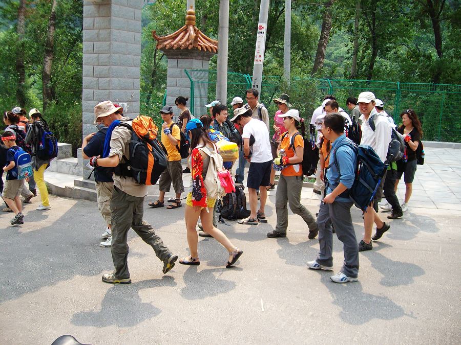 一群户外登山的，妞不错，很暴露，他们走香屯、水泉沟