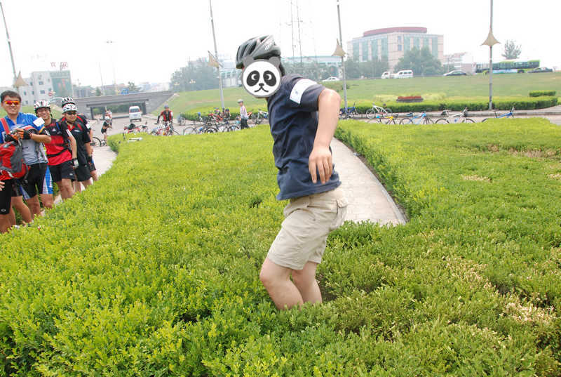 草丛中的某车友……