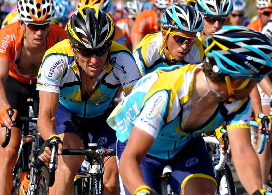 阿姆斯特朗奋勇向前骑行