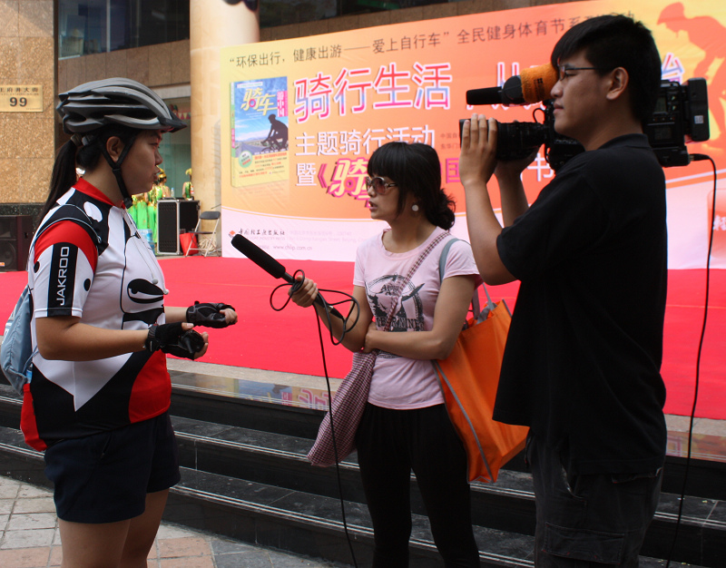 女记者长得也不赖，豪客啥时候跟人家发展发展，也变成风云车友