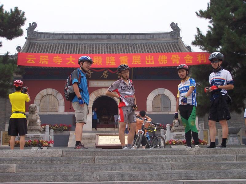 几位选手正在研究一会的飞台阶表演方案