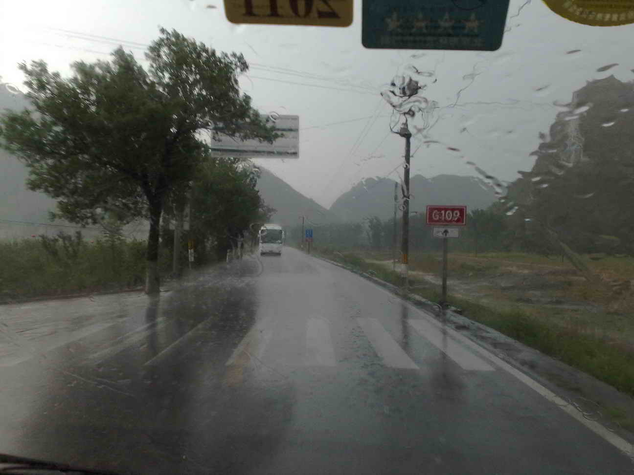 七月十号，斋堂附近，雨下得非常之大，前挡都快看不清了，还夹杂着雹子