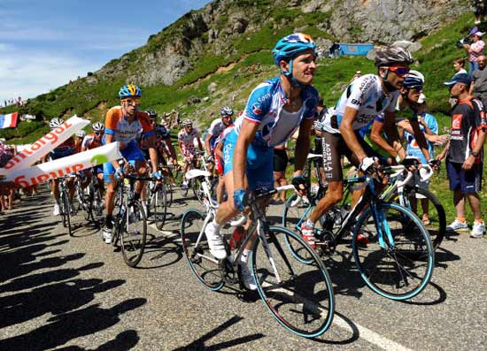 车手们奋力战胜爬坡段