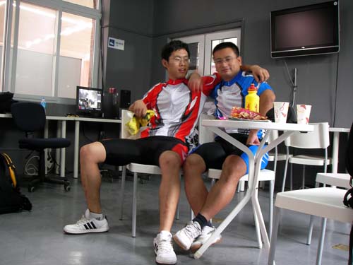 这两个帅哥，也“餐餐”吧~