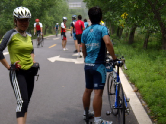 我们还有10公里到达目的地，在路边休息的时候迎面飞驰而过一对真正专业的队伍，我一转身的工夫就只看到背影了。 ...